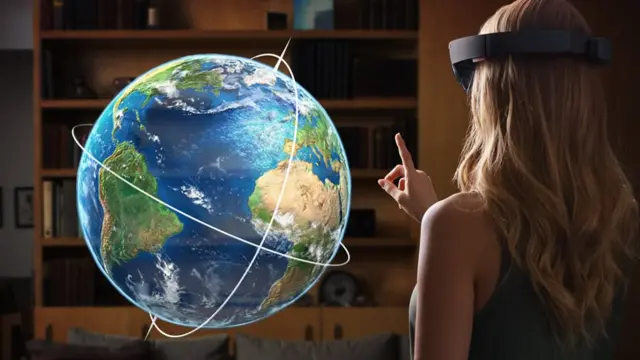 Mujer con visor de realidad mixta y holograma de la Tierra