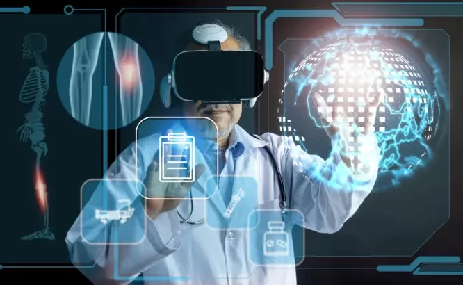 Médico con visor VR interactuando con datos médicos holográficos.