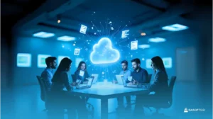 Equipo trabajando en laptops con un ícono de nube digital al centro, representando gestión de conocimiento en la nube.