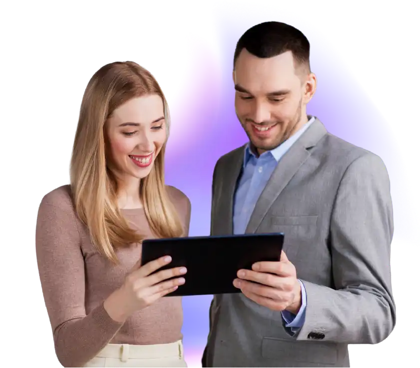 Un hombre y una mujer comparten una experiencia positiva al interactuar con una tableta digital de la herramienta Gov Code Pro, mostrando expresiones de alegría y conexión.