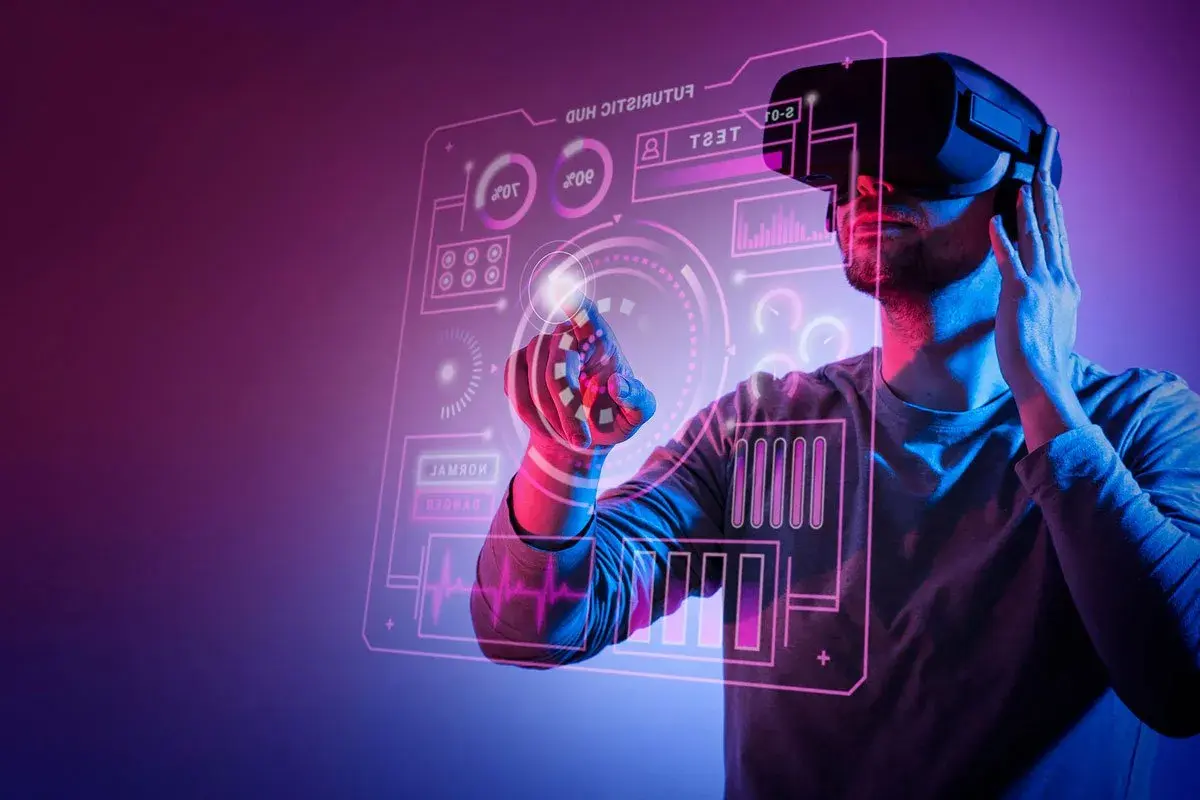 Hombre con visor VR frente a interfaz holográfica