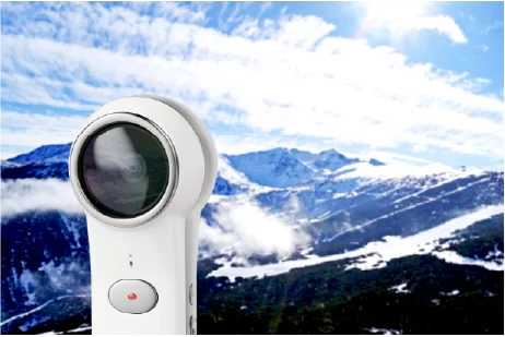 Cámara de Videos 360° blanca con fondo montañoso