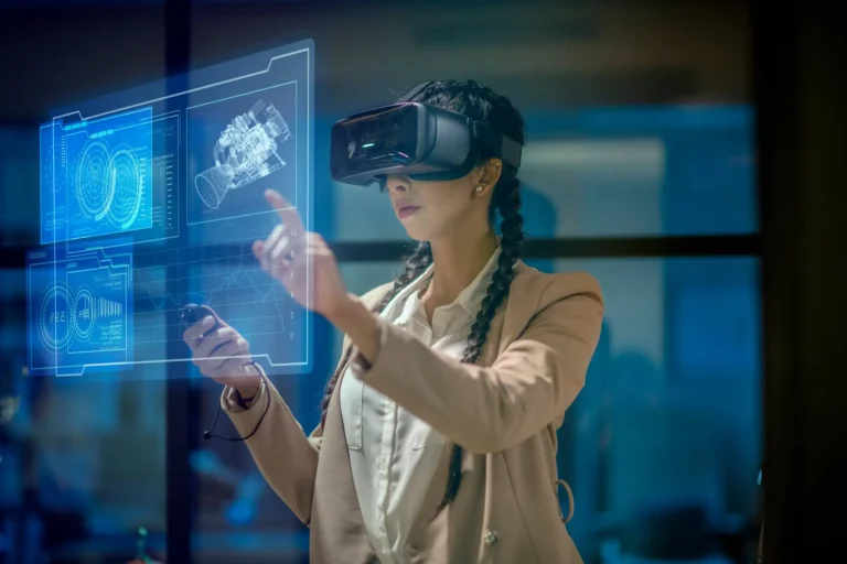 Mujer usando visor de realidad virtual e interactuando con pantallas holográficas que muestran datos y gráficos técnicos en un entorno de alta tecnología