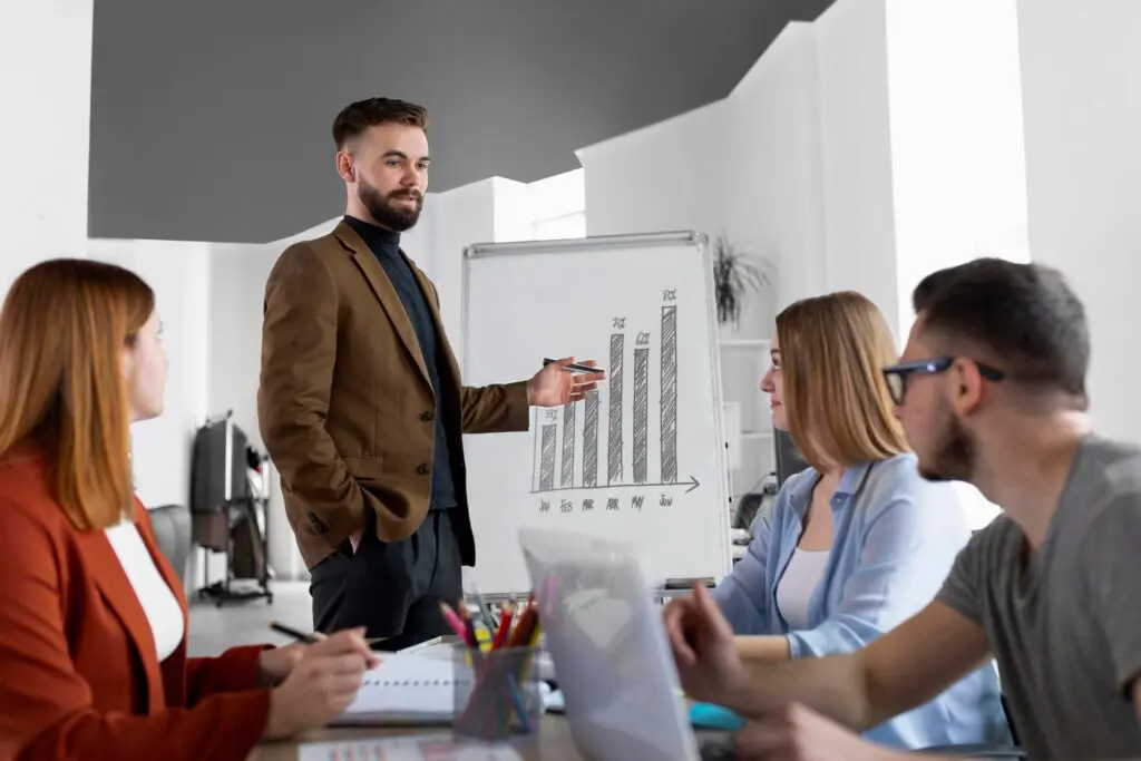 Equipo de consultores analizando estrategias de transformación digital para entidades públicas, con enfoque en cumplimiento normativo y mejora de servicios digitales.