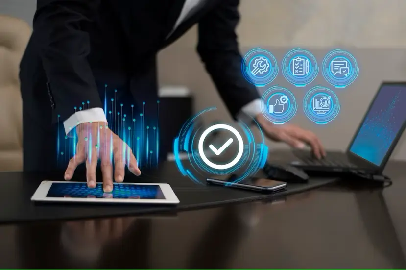 Persona interactuando con dispositivos tecnológicos y gráficos digitales