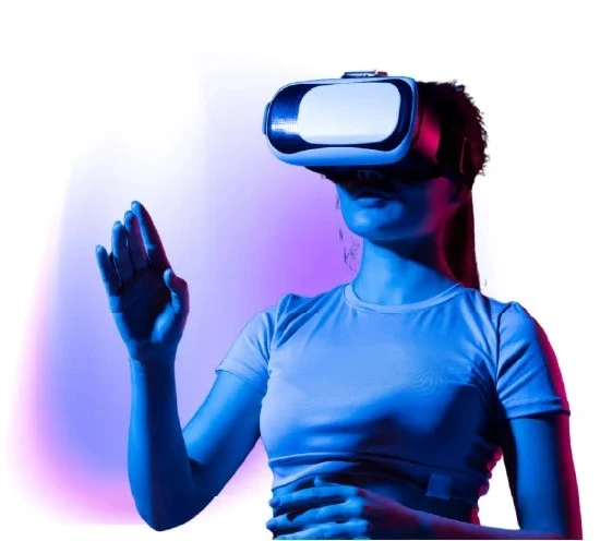 Mujer en realidad virtual con luz azul y magenta