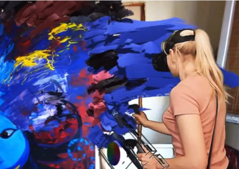 Mujer explorando el arte digital con herramientas de realidad virtual