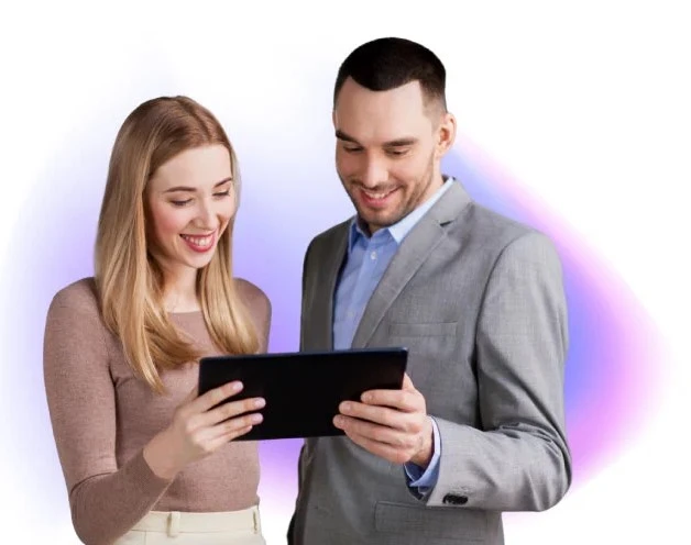 Digitalización de trámites: Usuarios felices usando tableta con herramienta Gov Code Pro.