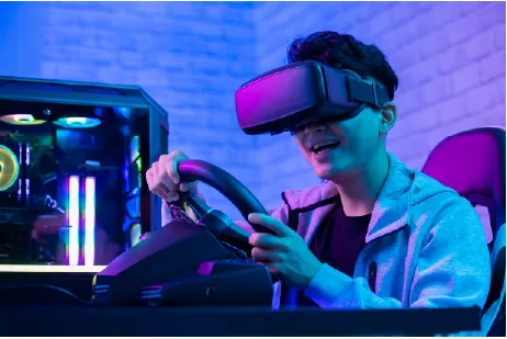 Joven en simulador de carreras con visor VR