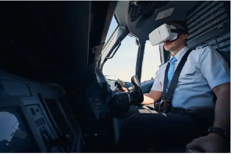 Piloto con visor VR en simulador de vuelo