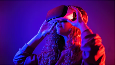 Mujer con visor de realidad virtual en luz azul y roja