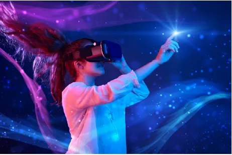 Mujer tocando luz virtual en entorno inmersivo