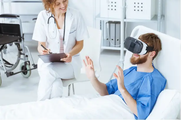 Paciente en terapia VR supervisada por doctora