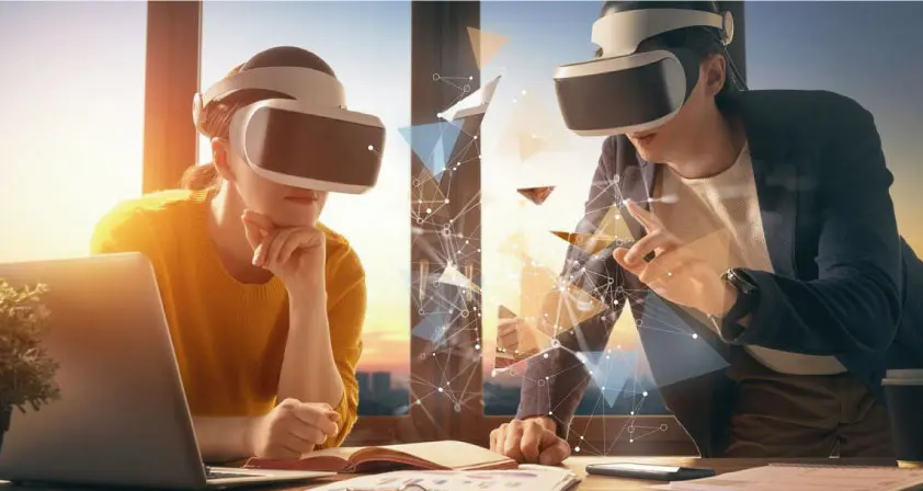 Personas usando gafas de Meta mientras interactuan con el Metaverso