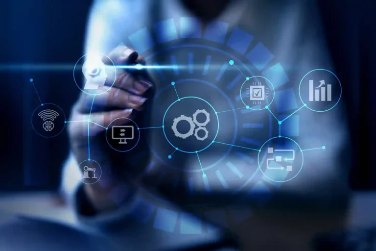 Persona interactuando con interfaz digital de automatización y análisis de procesos empresariales.