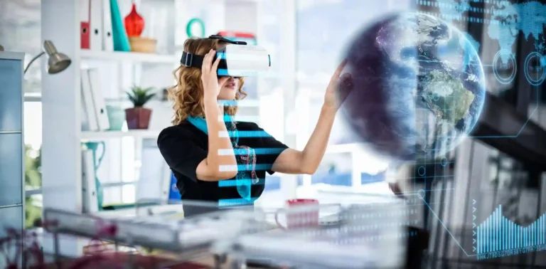 Mujer con visor de realidad virtual interactuando con holograma digital de un globo terráqueo y gráficos de datos en un entorno de oficina moderno